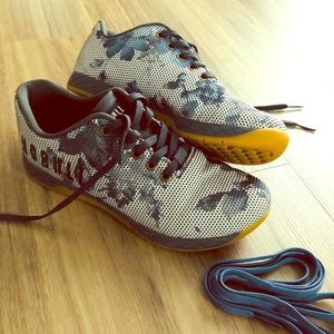 NoBull Floral Trainer